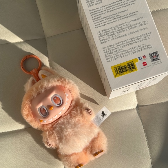 THE MONSTERS Big into Energy Series - Vinyl Plush Pendant HAPPINESS - Picture 5 of 7